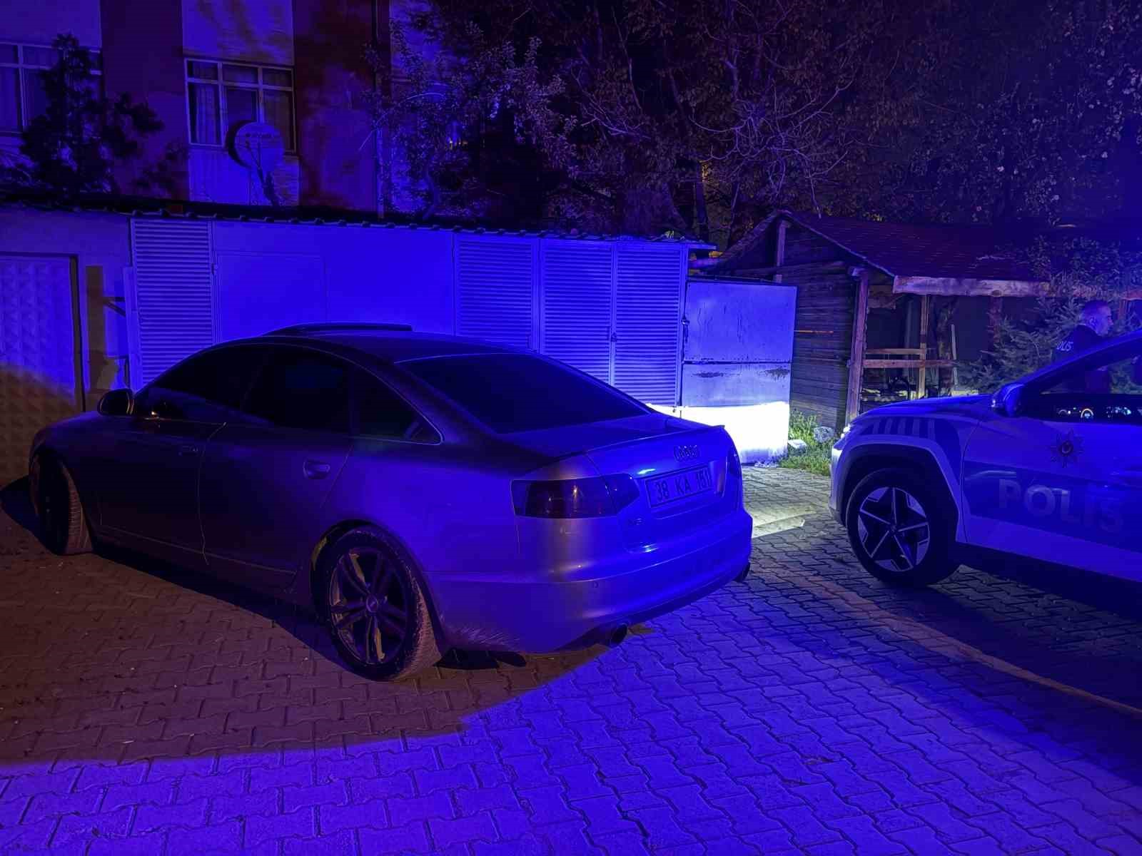 Market otoparkına sıkışınca yaya olarak kaçtı
