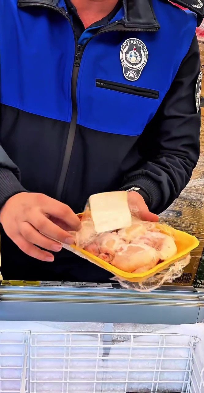 Market raflarında tarihi geçmiş tavuk ve içecek alarmı
