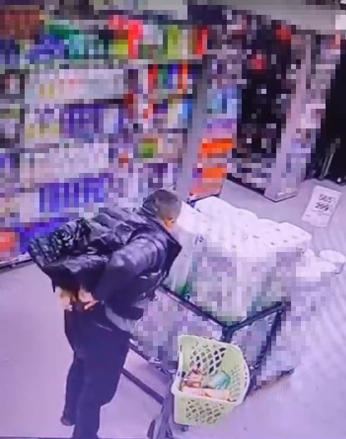 Marketten alkol çaldı, kimse görmeden şişeleri pantolonun içine soktu
