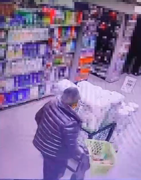 Marketten alkol çaldı, kimse görmeden şişeleri pantolonun içine soktu
