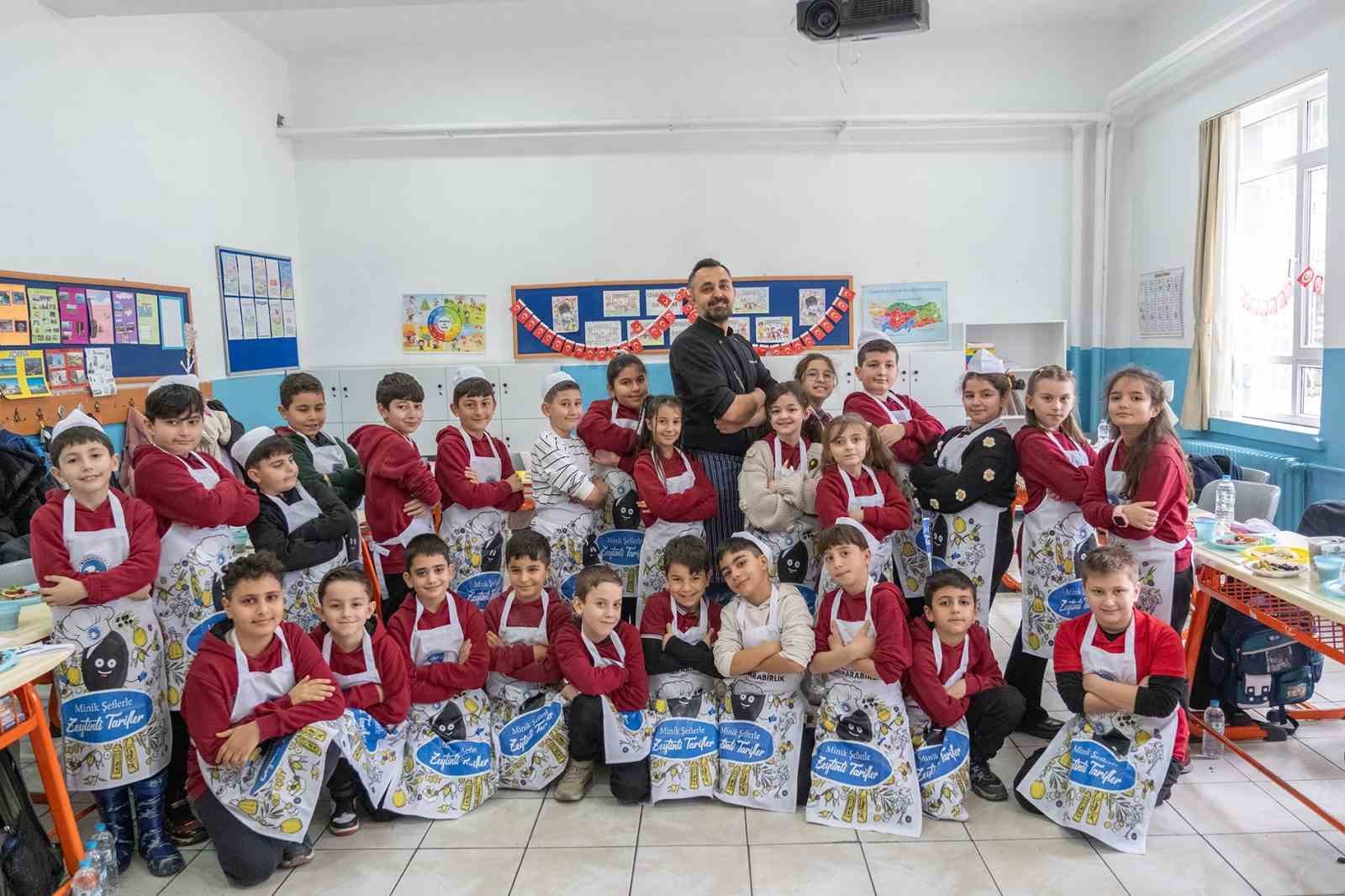 Marmarabirlik minik şeflerle sağlıklı nesiller yetiştiriyor
Marmarabirlik minik şeflerle sağlıklı nesiller yetiştiriyor