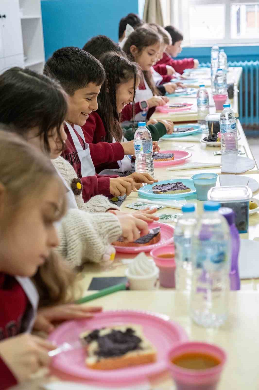 Marmarabirlik minik şeflerle sağlıklı nesiller yetiştiriyor
Marmarabirlik minik şeflerle sağlıklı nesiller yetiştiriyor