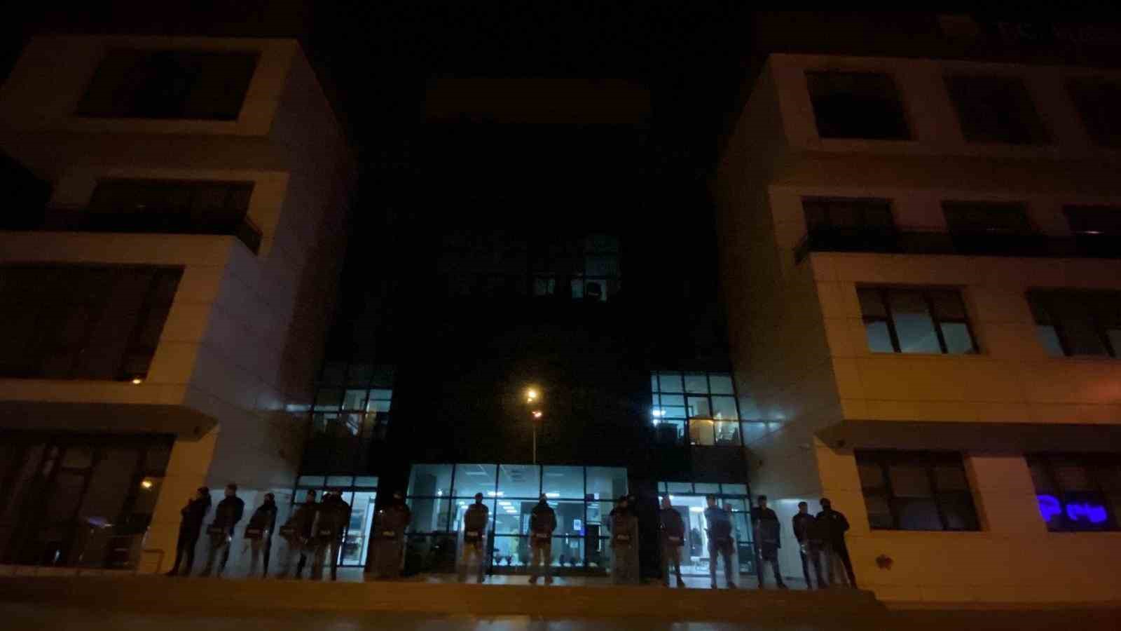 Marmaris Belediyesi’ne gece yarısı polis baskını
