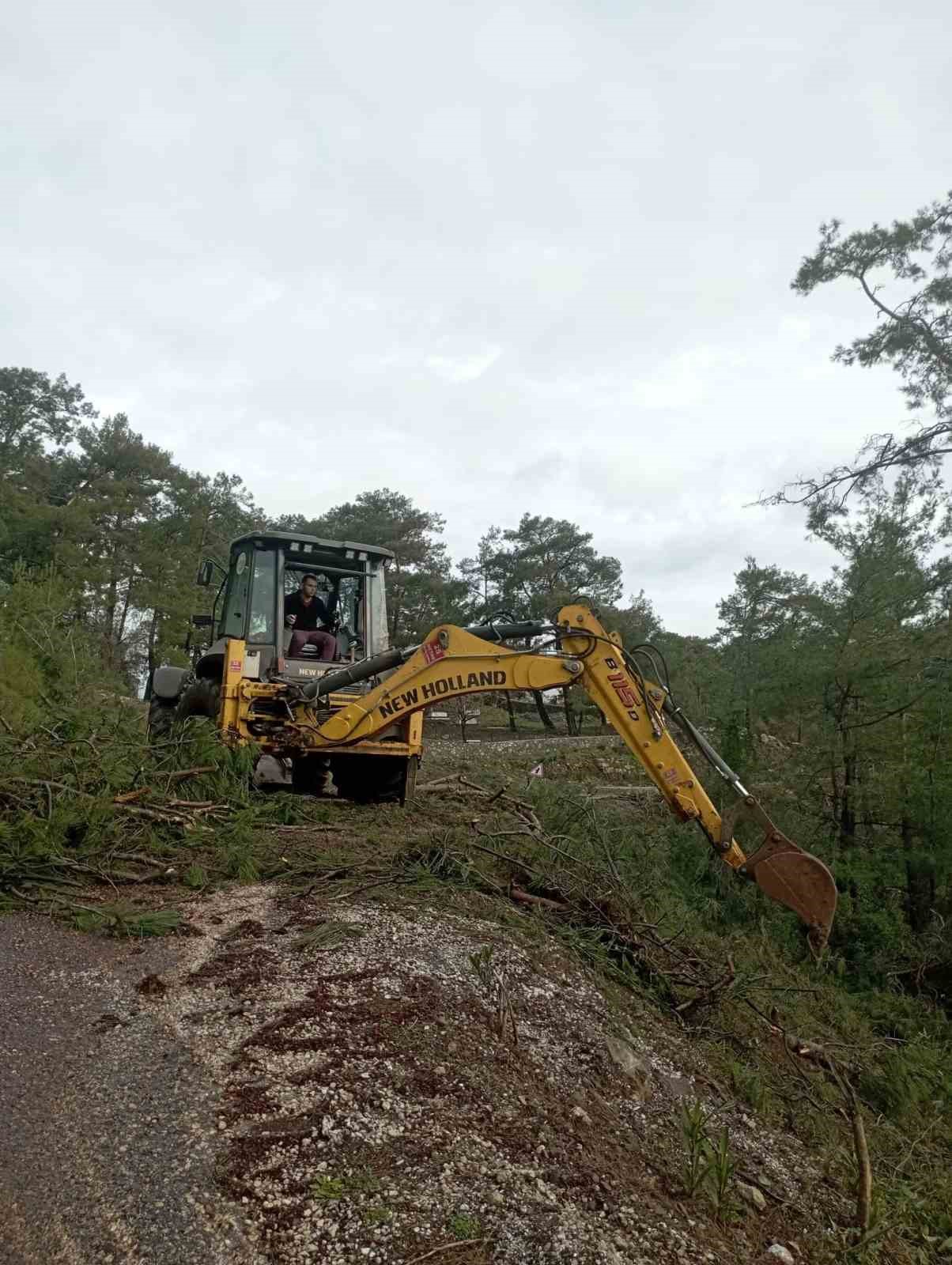 Marmaris orman ekiplerinden yangına karşı çalışmalar devam ediyor
