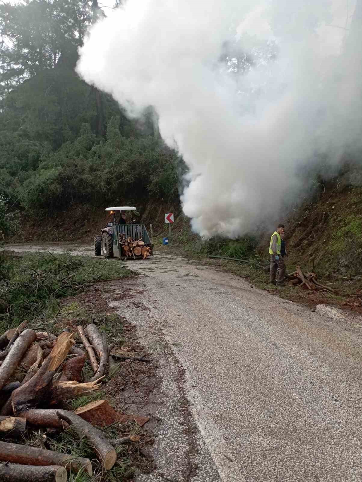 Marmaris orman ekiplerinden yangına karşı çalışmalar devam ediyor

