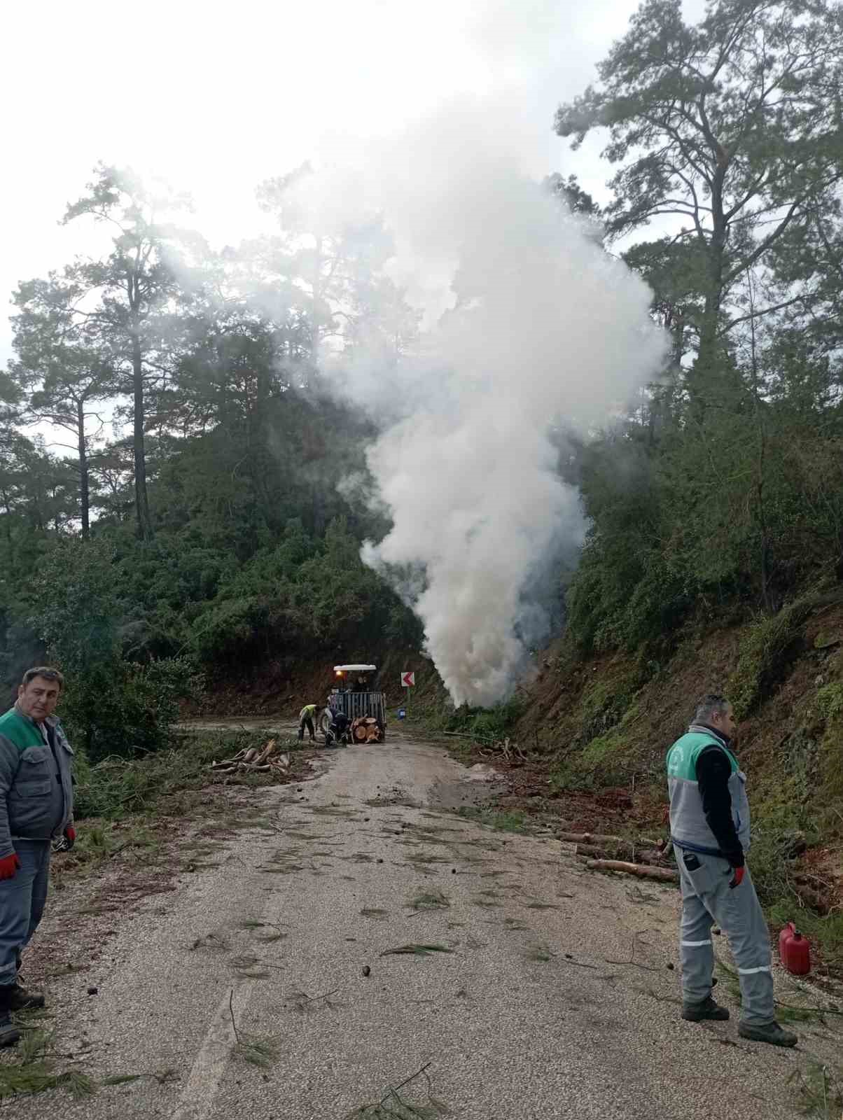 Marmaris orman ekiplerinden yangına karşı çalışmalar devam ediyor
