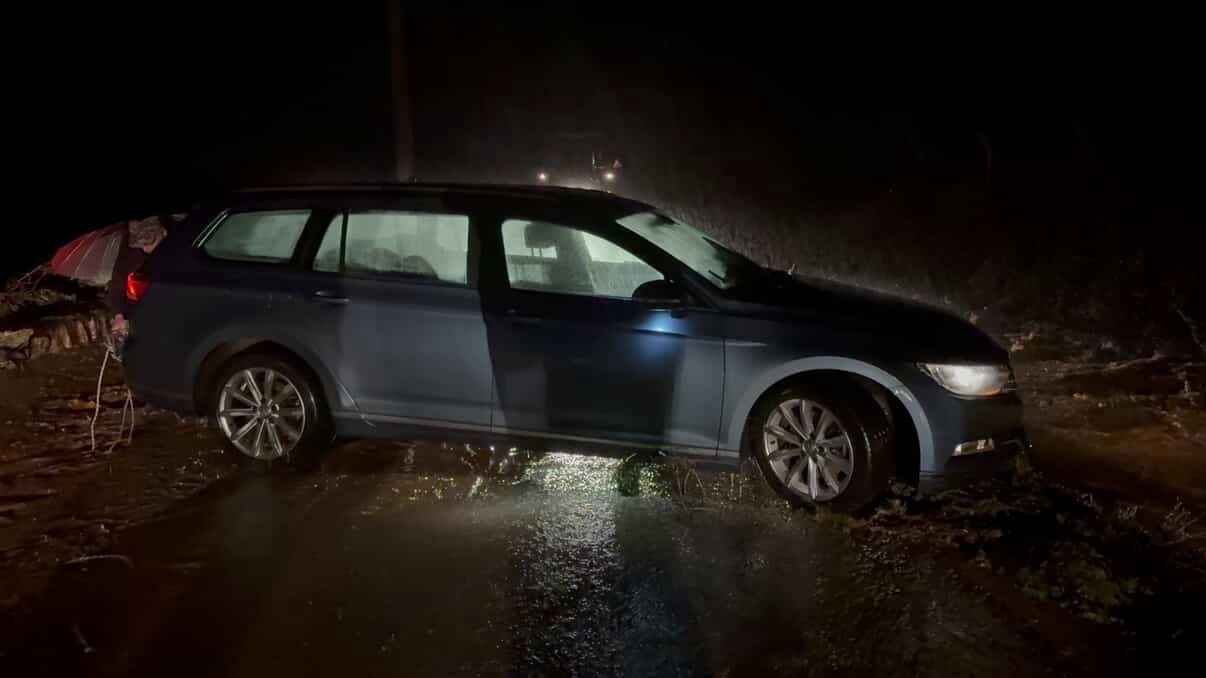 Marmaris’i sağanak yağış vurdu, araçlar suda mahsur kaldı
