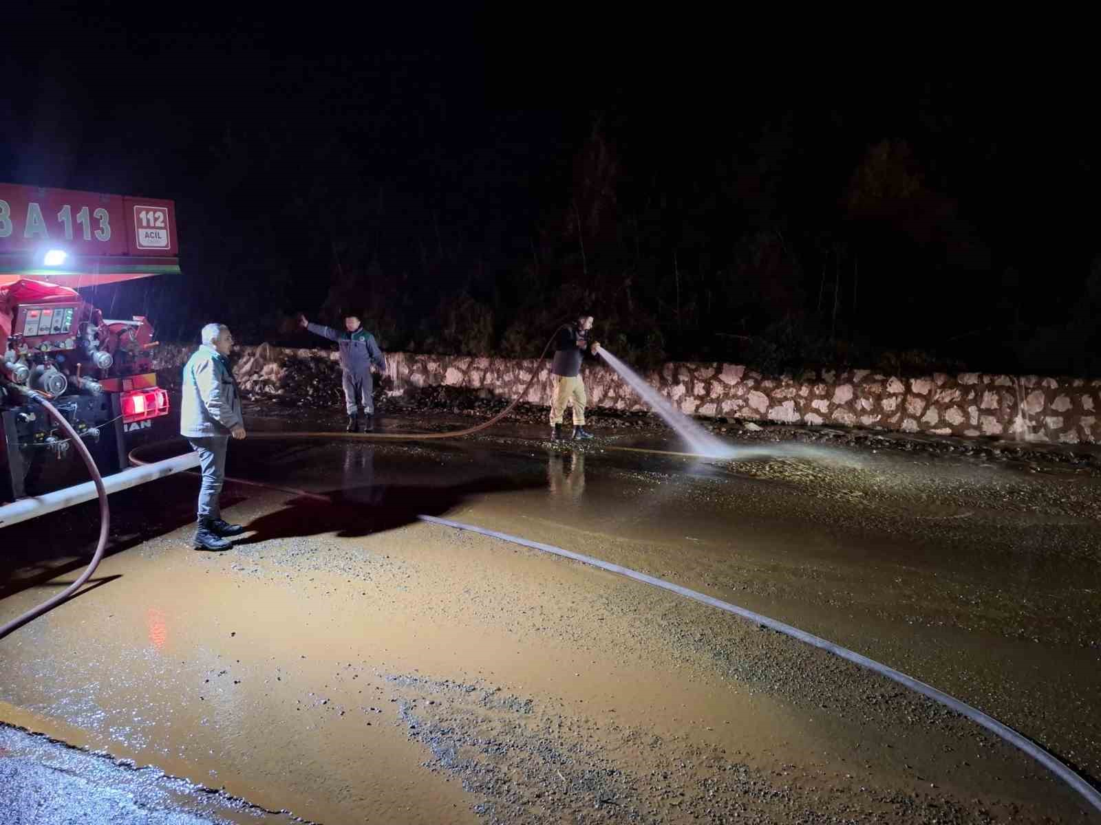 Marmaris’i sağanak yağış vurdu, araçlar suda mahsur kaldı
