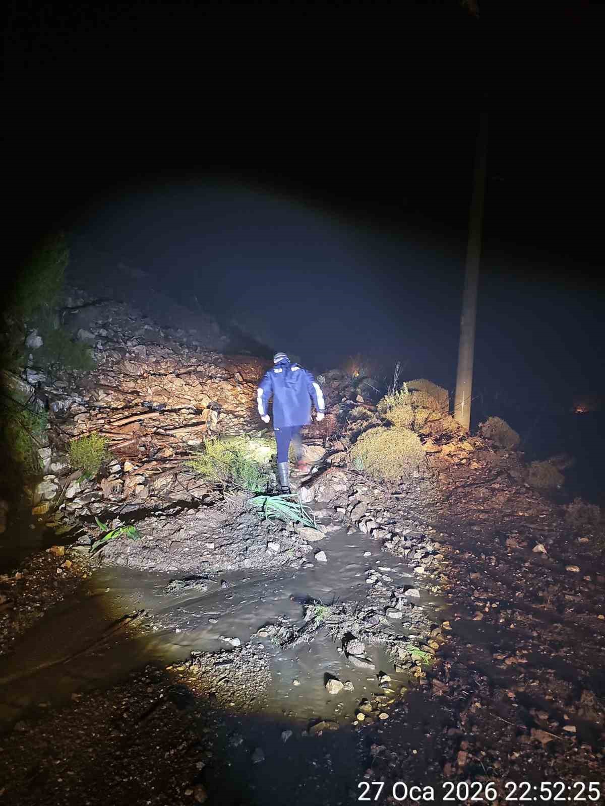 Marmaris’i sağanak yağış vurdu, araçlar suda mahsur kaldı
