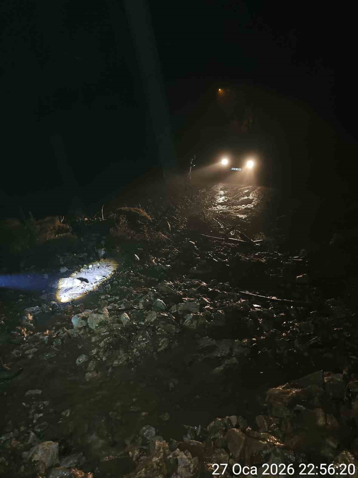 Marmaris’i sağanak yağış vurdu, araçlar suda mahsur kaldı
