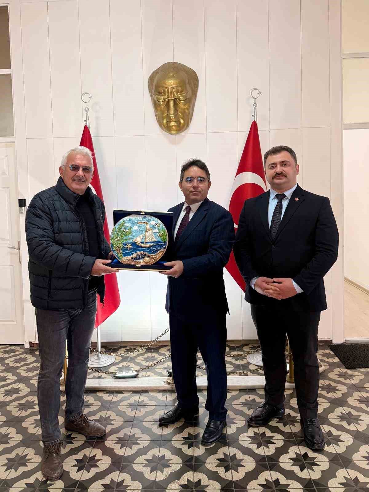 Marmaris’te 44 yıldır doğa için emek veren çevreciye, Kaymakam Kaya’dan takdir belgesi
