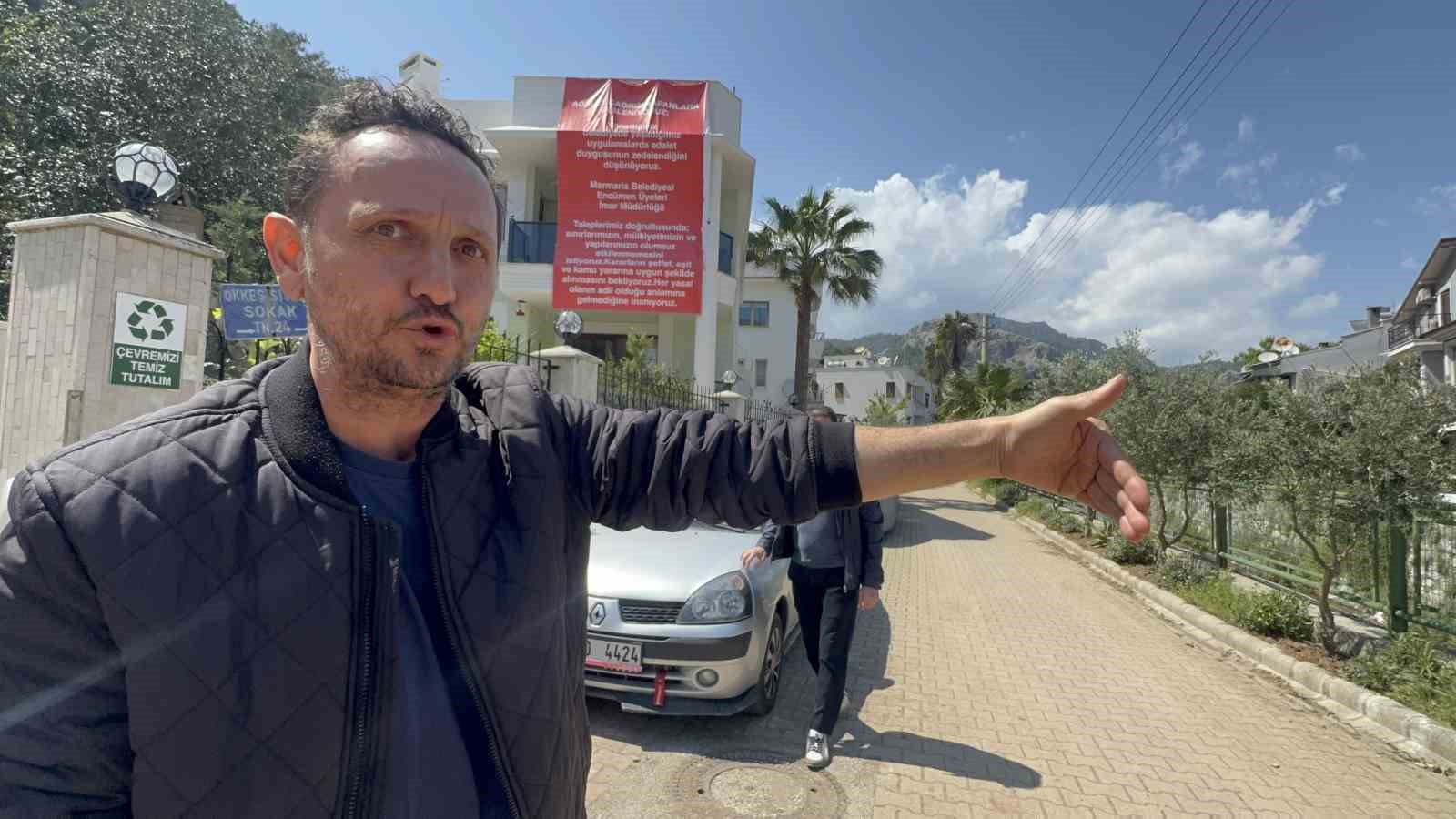 Marmaris’te  "Adalet istiyoruz" diyerek balkona pankart astılar
