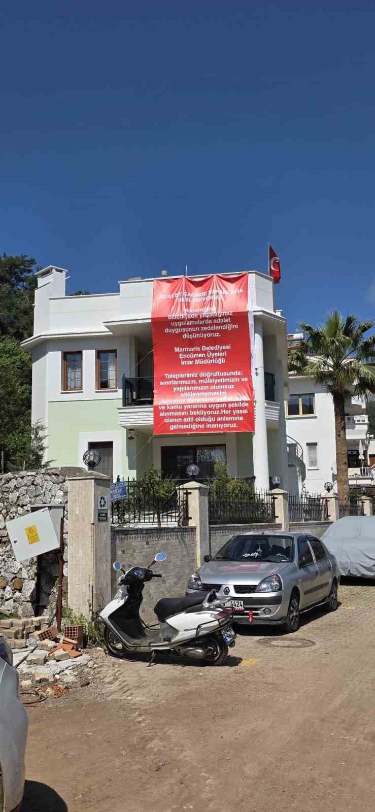 Marmaris’te  "Adalet istiyoruz" diyerek balkona pankart astılar
