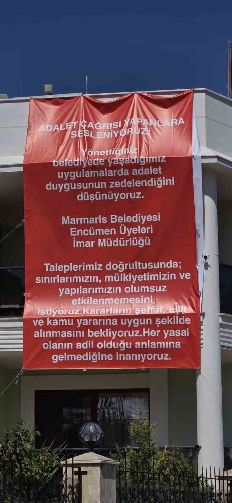 Marmaris’te  "Adalet istiyoruz" diyerek balkona pankart astılar
