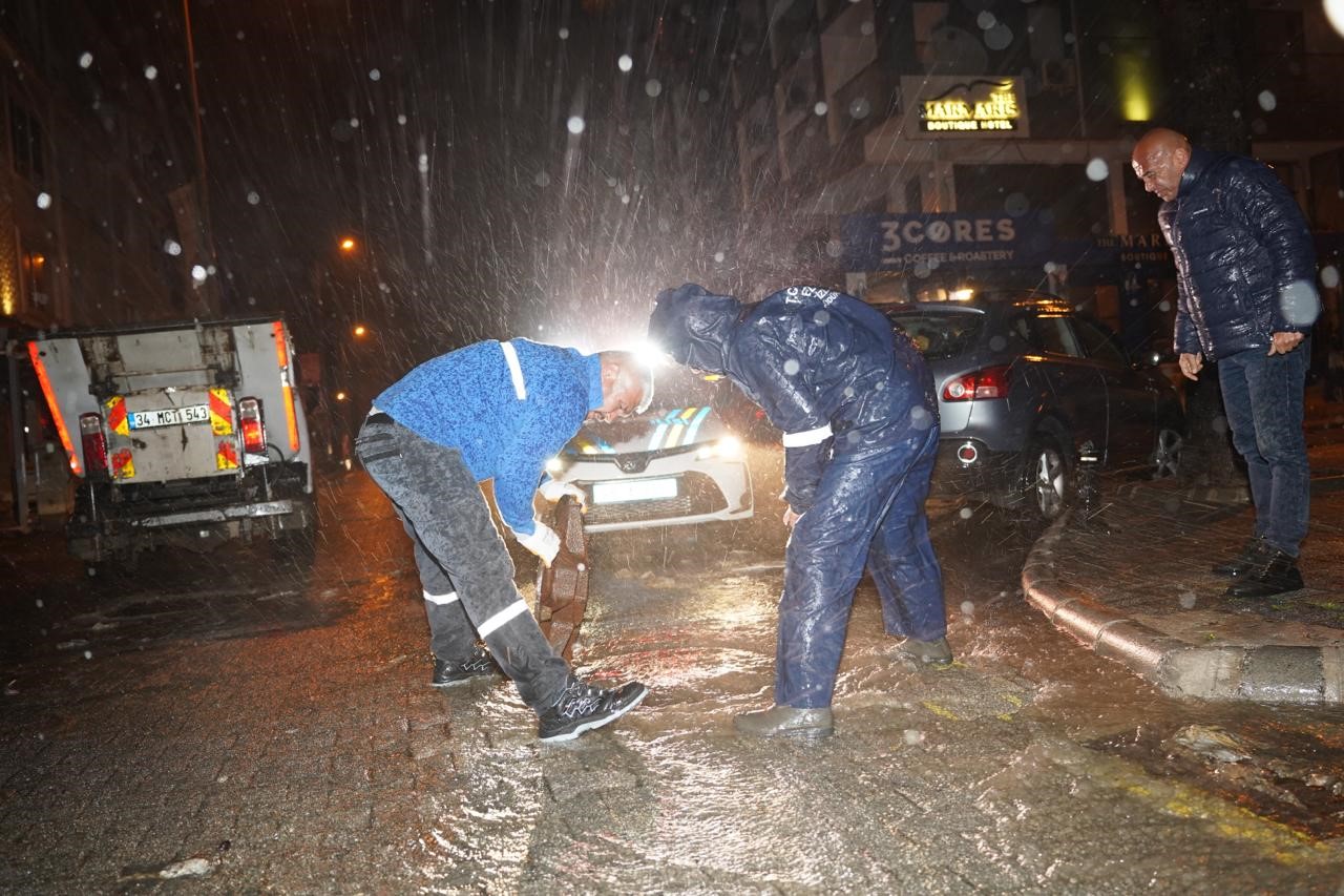 Marmaris’te belediye ekiplerinden gece boyunca ’sağanak ve fırtına’ mesaisi
