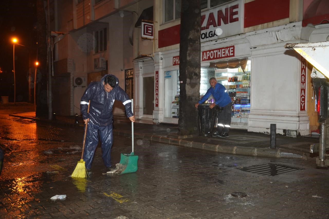 Marmaris’te belediye ekiplerinden gece boyunca ’sağanak ve fırtına’ mesaisi
