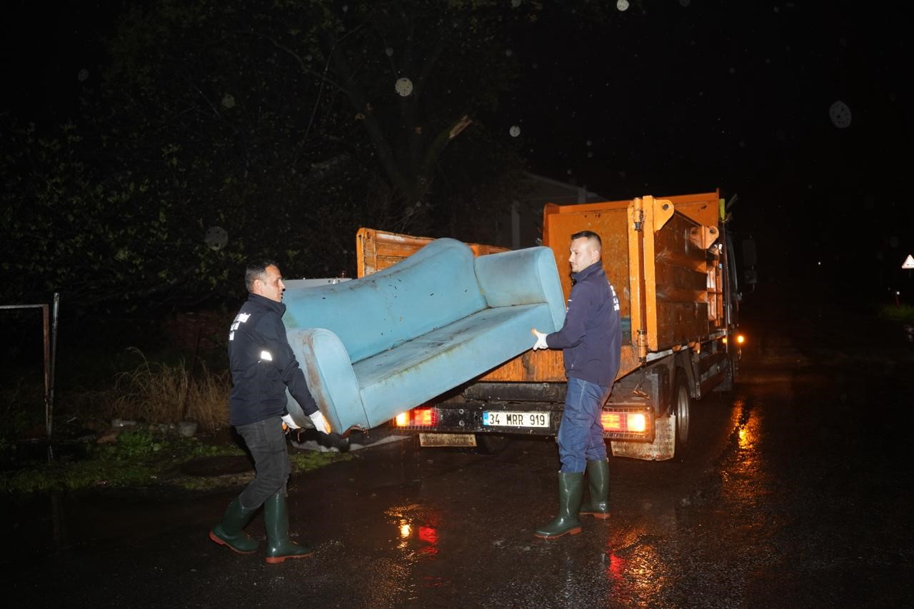 Marmaris’te belediye ekiplerinden gece boyunca ’sağanak ve fırtına’ mesaisi
