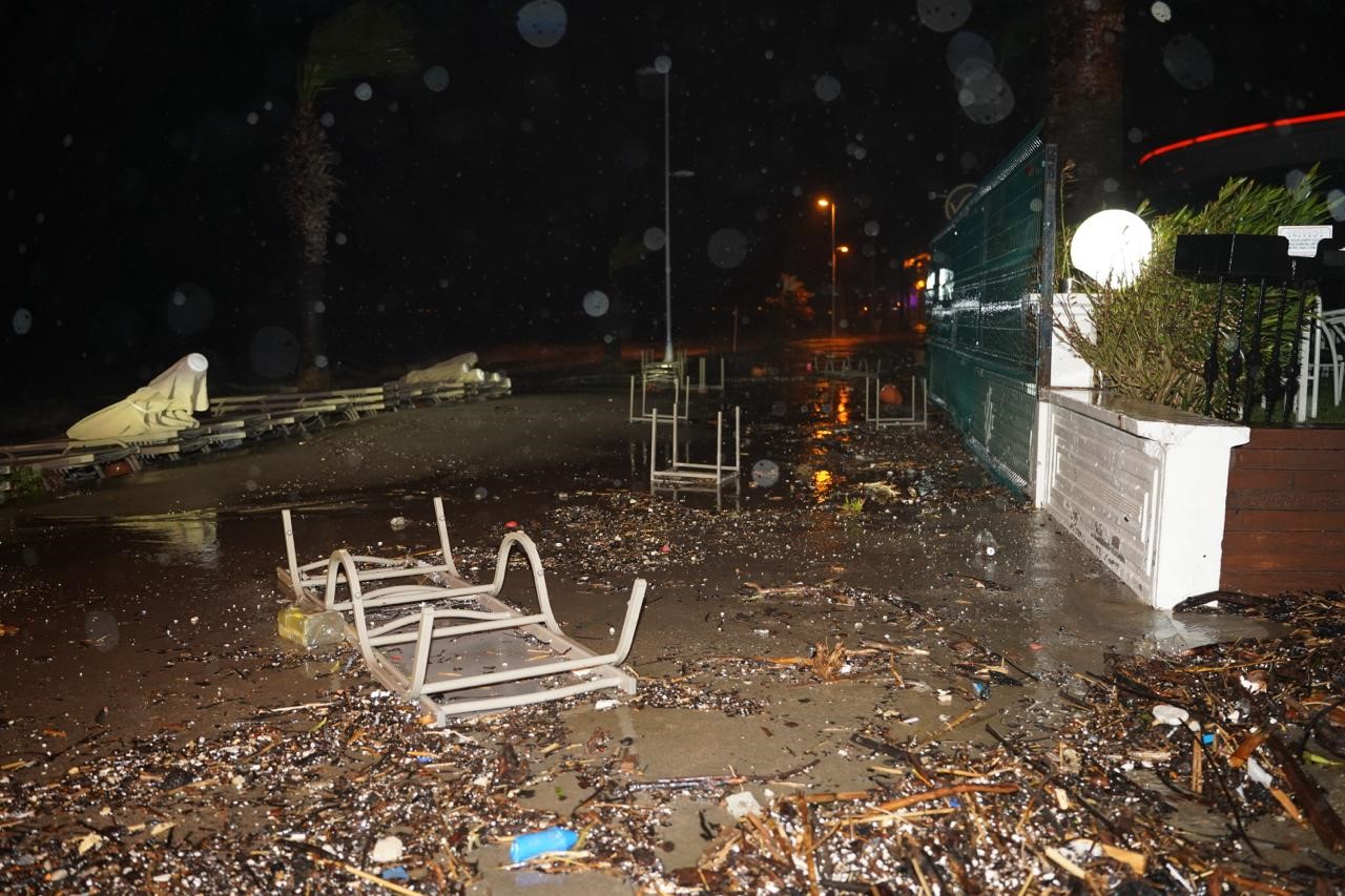 Marmaris’te belediye ekiplerinden gece boyunca ’sağanak ve fırtına’ mesaisi
