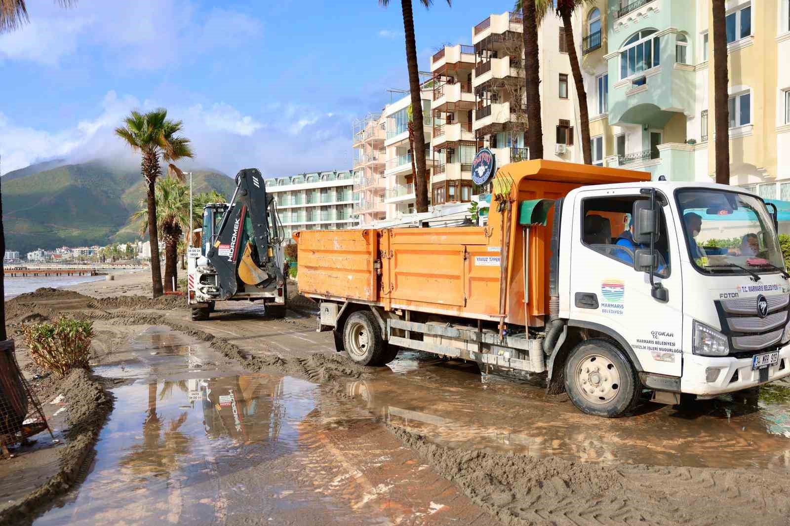 Marmaris’te belediye ekiplerinden gece boyunca ’sağanak ve fırtına’ mesaisi
