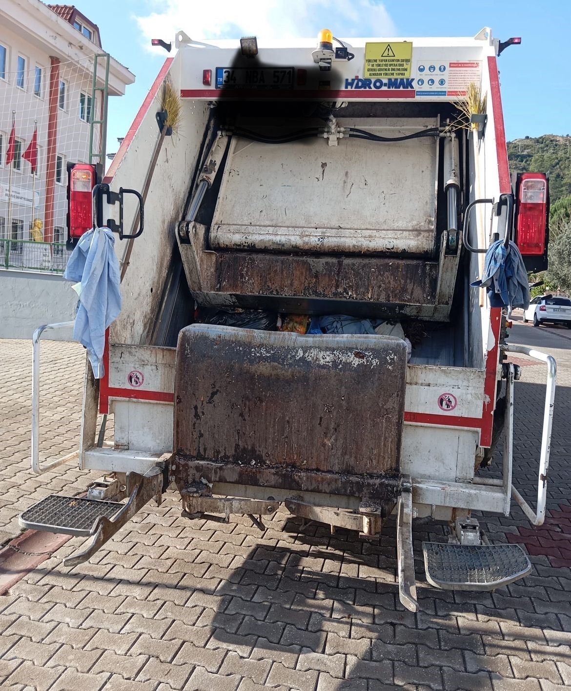 Marmaris’te Belediyesi çöp kamyonunun çarptığı kadın ağır yaralandı
