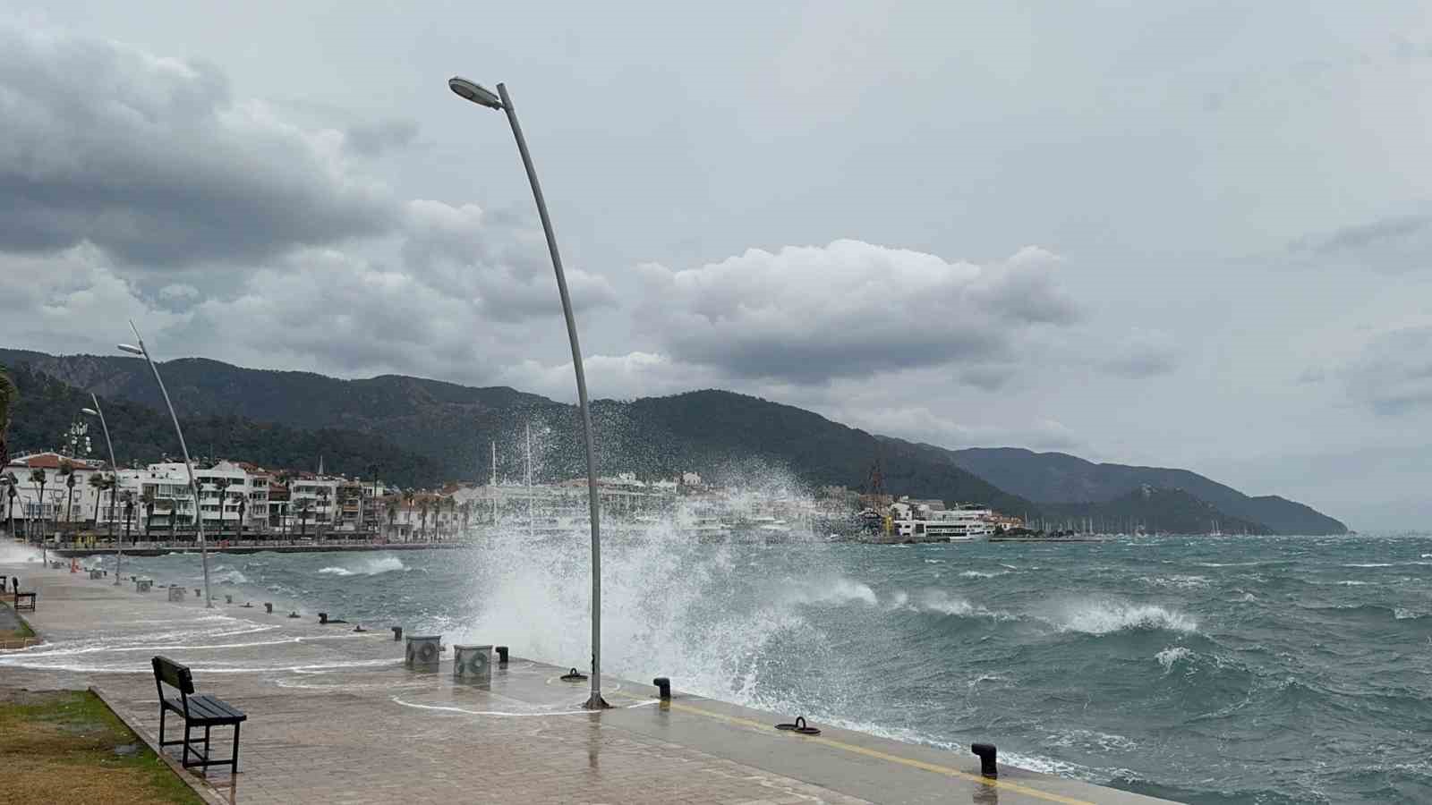 Marmaris’te fırtına etkisini göstermeye devam ediyor
