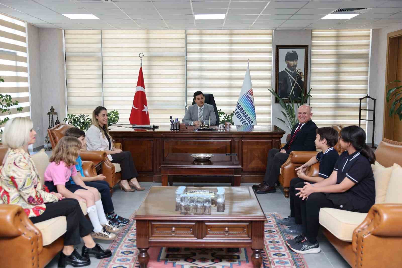 Marmaris’te minik başkanlar koltuğu devraldı
