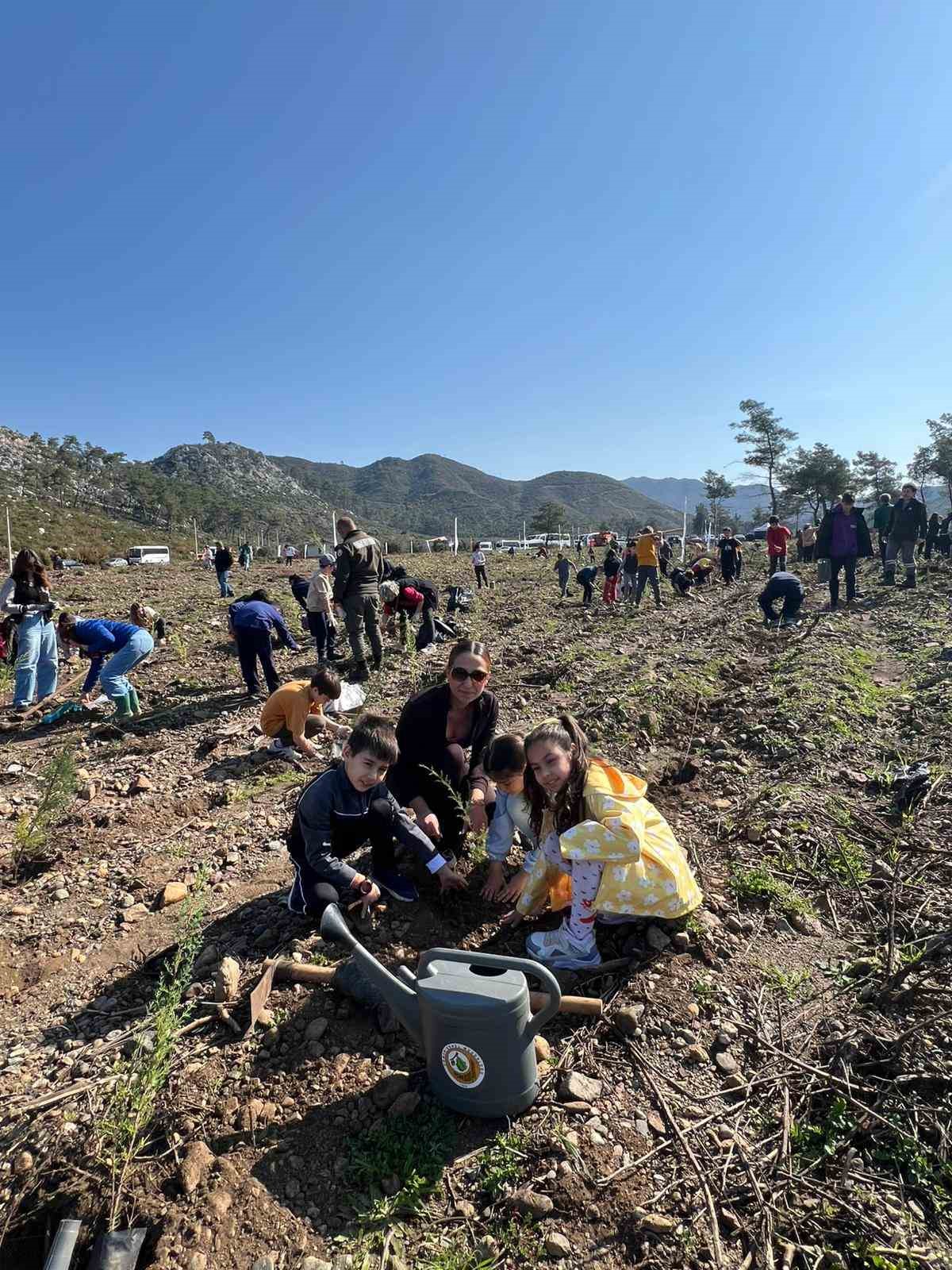 Marmaris’te öğrenciler fidanları toprakla buluşturdu
