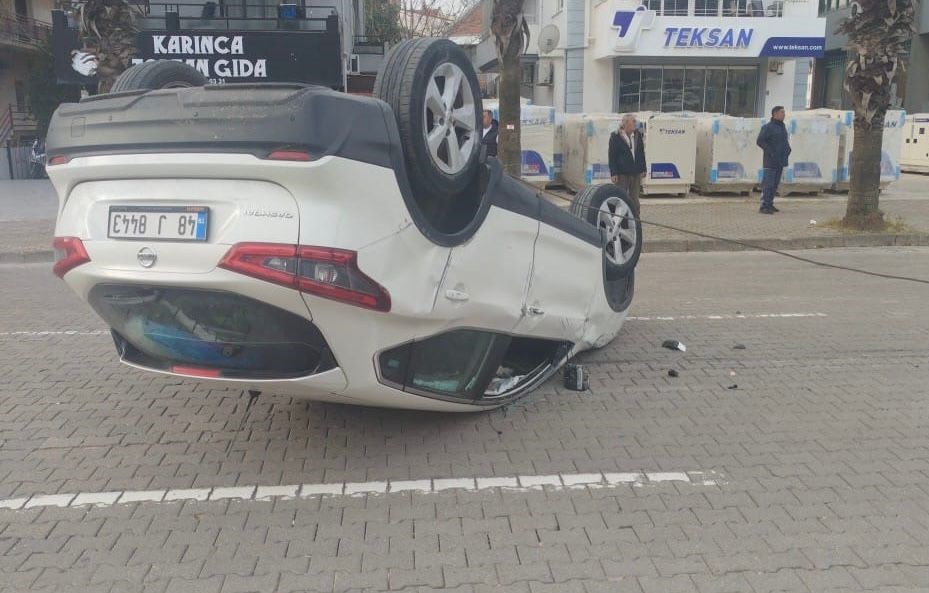 Marmaris’te otomobil takla attı: 2 kişi hafif yaralandı
