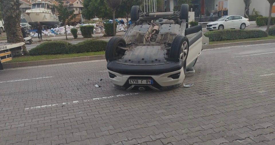 Marmaris’te otomobil takla attı: 2 kişi hafif yaralandı
