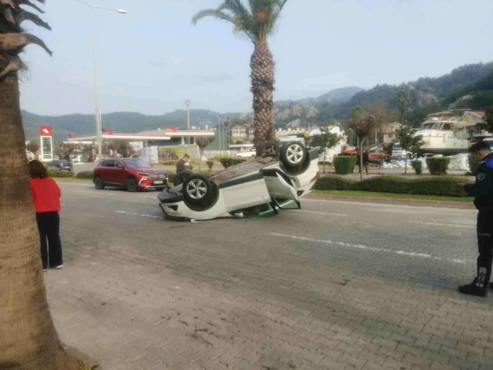 Marmaris’te otomobil takla attı: 2 kişi hafif yaralandı

