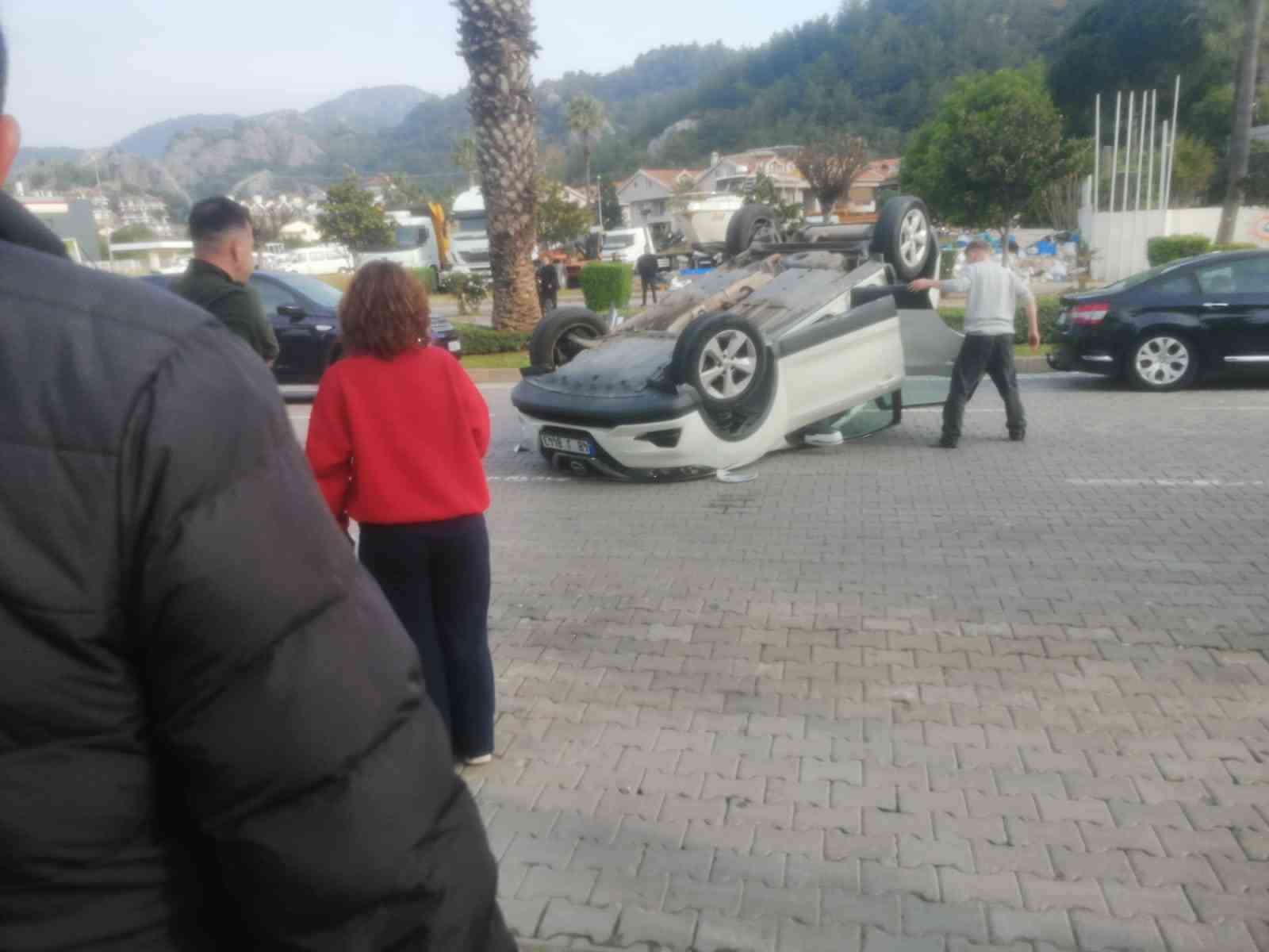 Marmaris’te otomobil takla attı: 2 kişi hafif yaralandı
