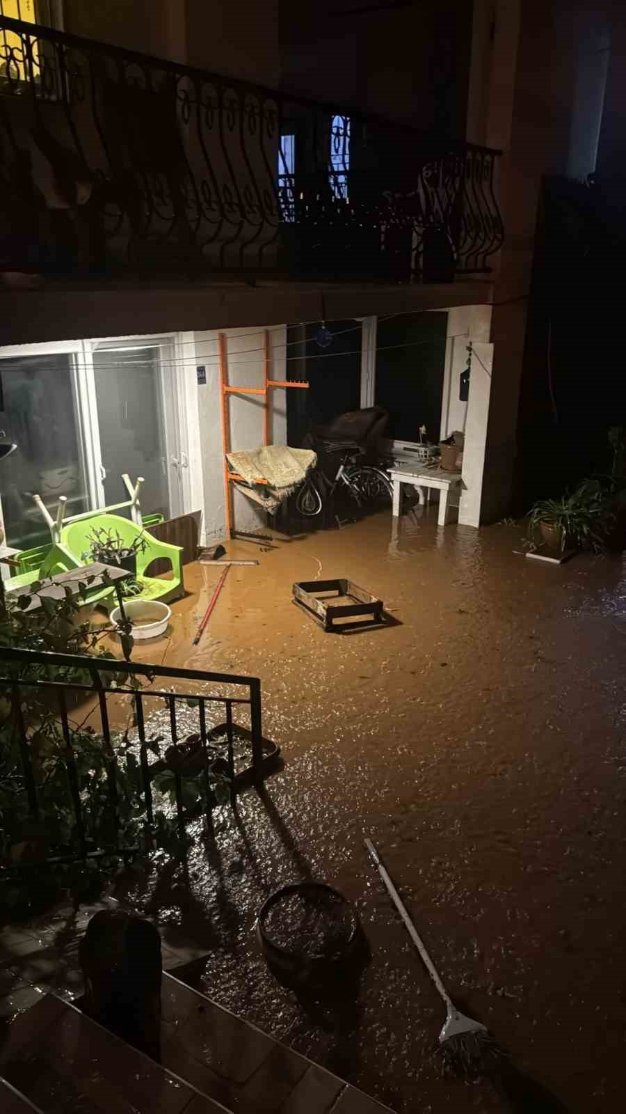 Marmaris’te sağanak etkili oldu, su baskınları oluştu
