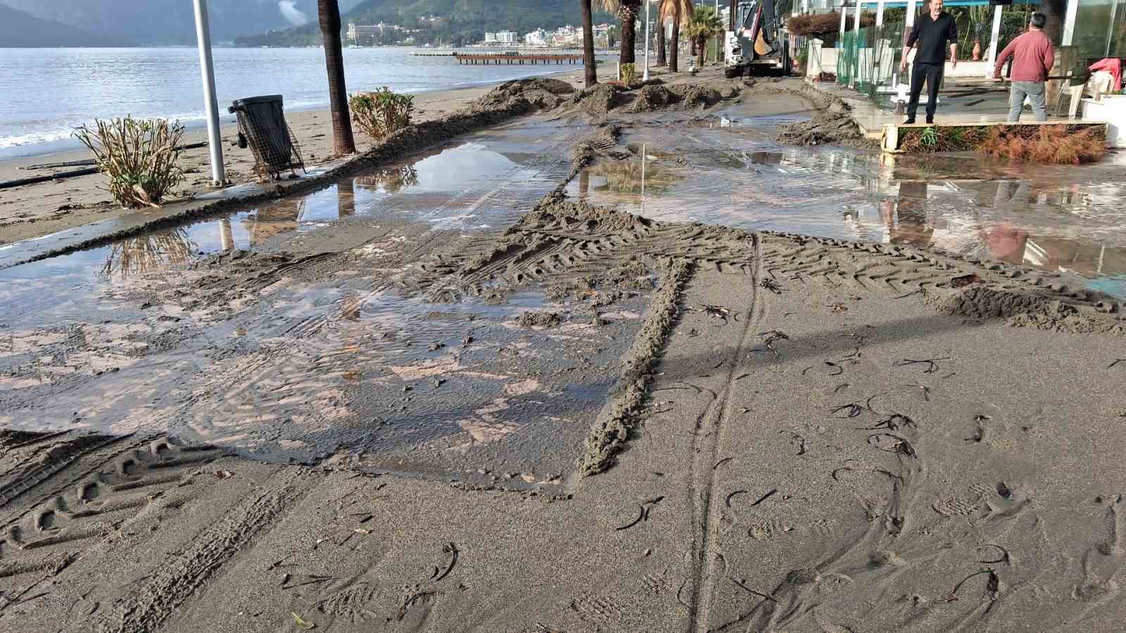 Marmaris’te sağanak ve fırtına etkili oldu
