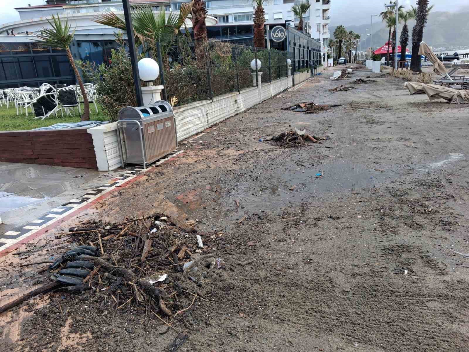Marmaris’te sağanak ve fırtına etkili oldu
