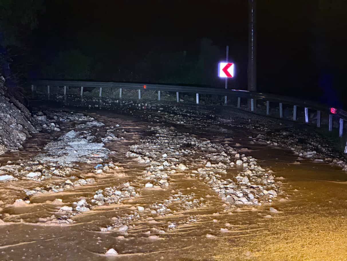 Marmaris’te sağanak yağış etkili oldu, yollar dereye döndü
