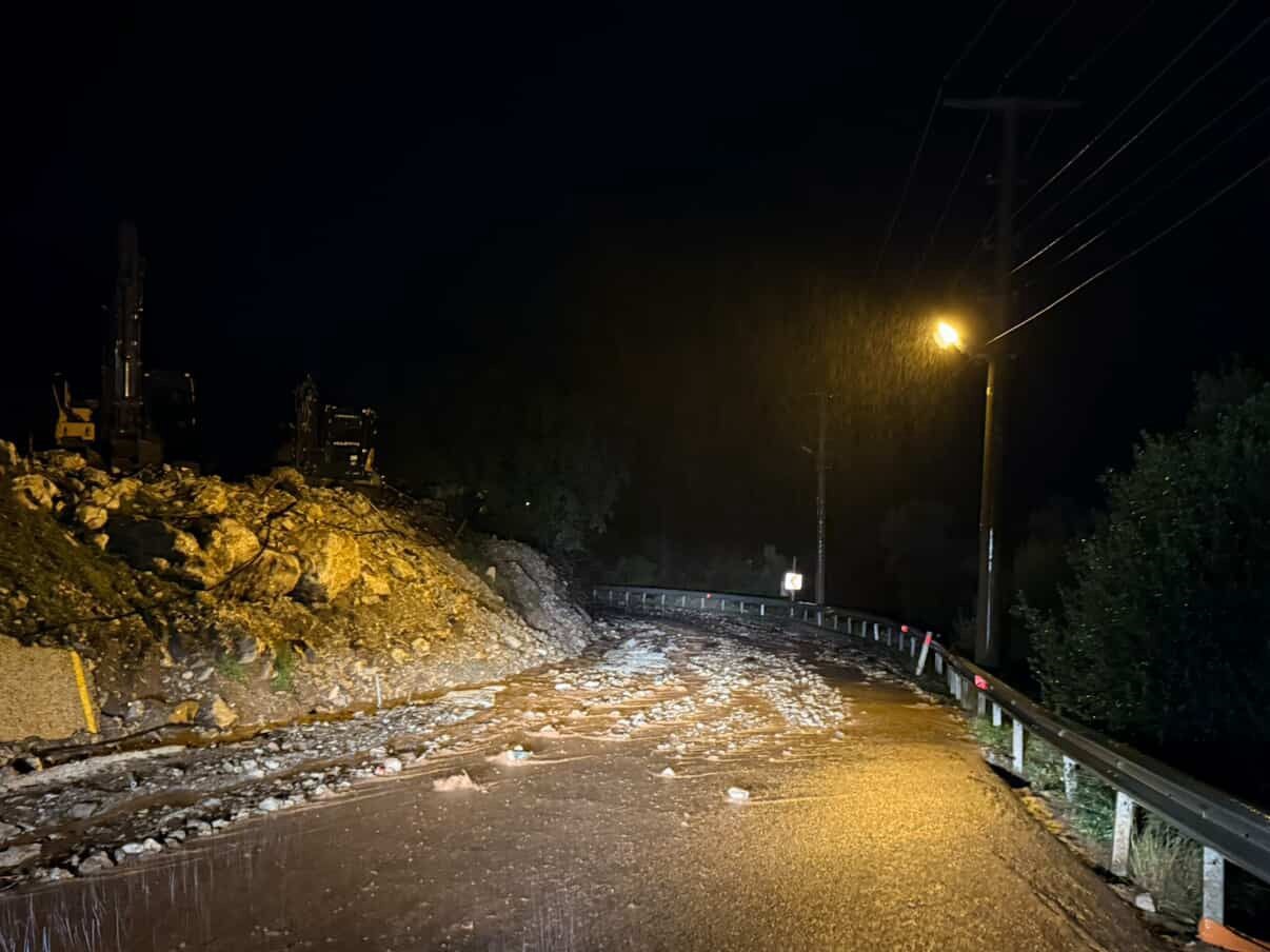 Marmaris’te sağanak yağış etkili oldu, yollar dereye döndü
