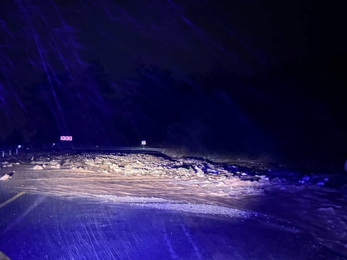 Marmaris’te sağanak yağış etkili oldu, yollar dereye döndü
