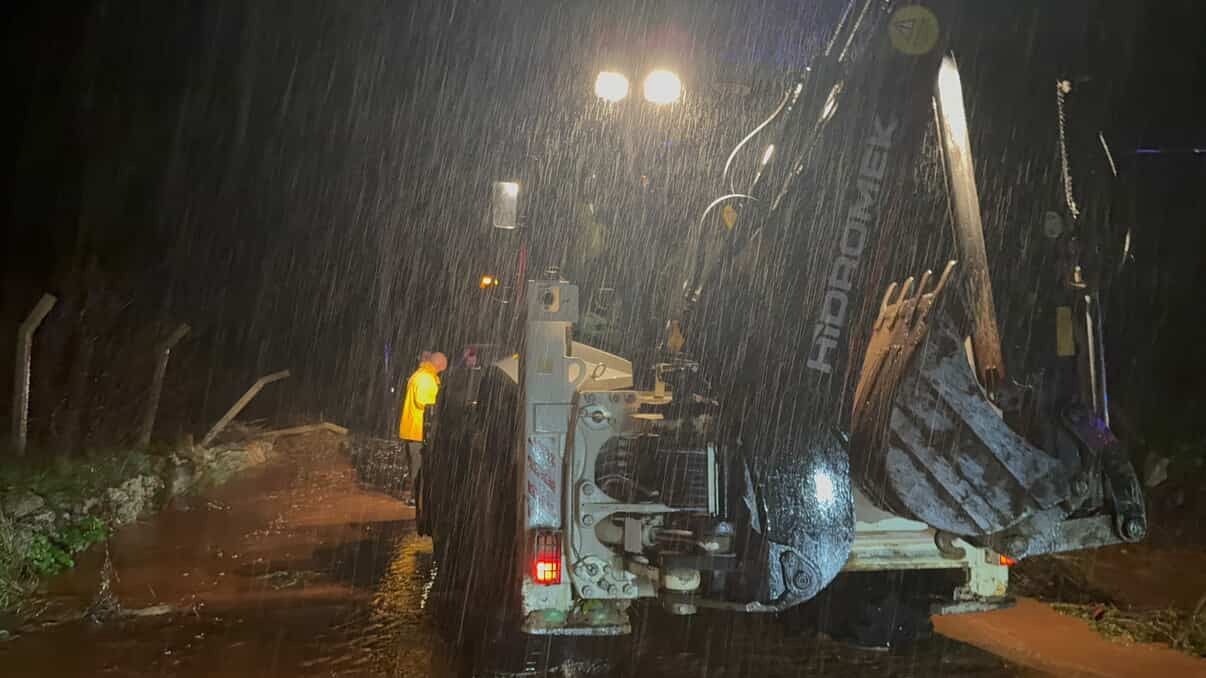 Marmaris’te sağanak yağış etkili oldu, yollar dereye döndü
