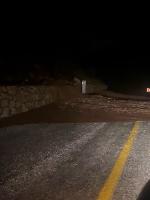 Marmaris’te sağanak yağış etkili oldu, yollar dereye döndü
