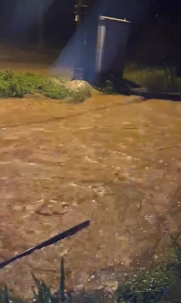 Marmaris’te sağanak yağış etkili oldu, yollar dereye döndü
