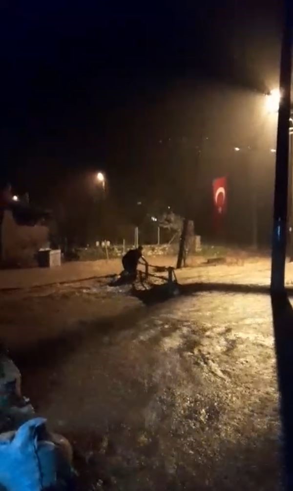 Marmaris’te sağanak yağış etkili oldu, yollar dereye döndü
