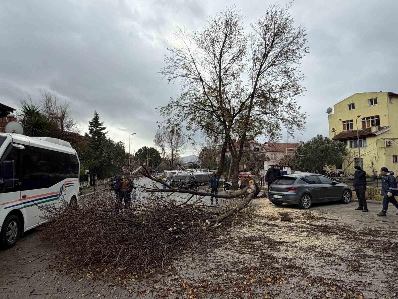 Marmaris’te şiddetli fırtına etkisini sürdürüyor
Marmaris’te şiddetli fırtına etkisini sürdürüyor
