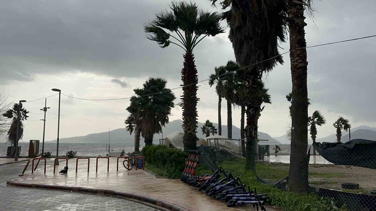 Marmaris’te şiddetli fırtına etkisini sürdürüyor
Marmaris’te şiddetli fırtına etkisini sürdürüyor