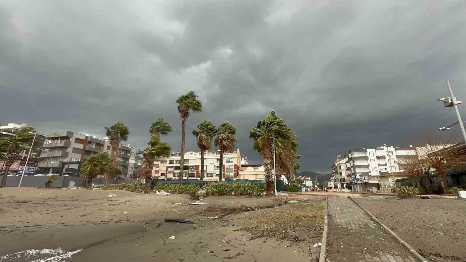 Marmaris’te şiddetli fırtına etkisini sürdürüyor
Marmaris’te şiddetli fırtına etkisini sürdürüyor