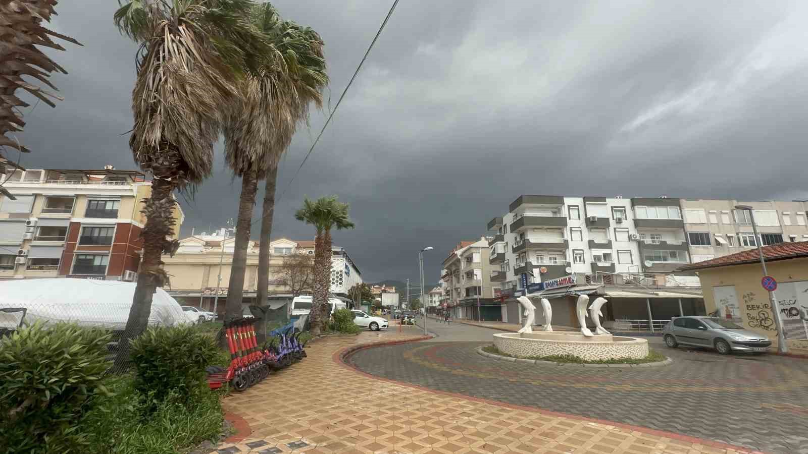 Marmaris’te şiddetli fırtına etkisini sürdürüyor
Marmaris’te şiddetli fırtına etkisini sürdürüyor