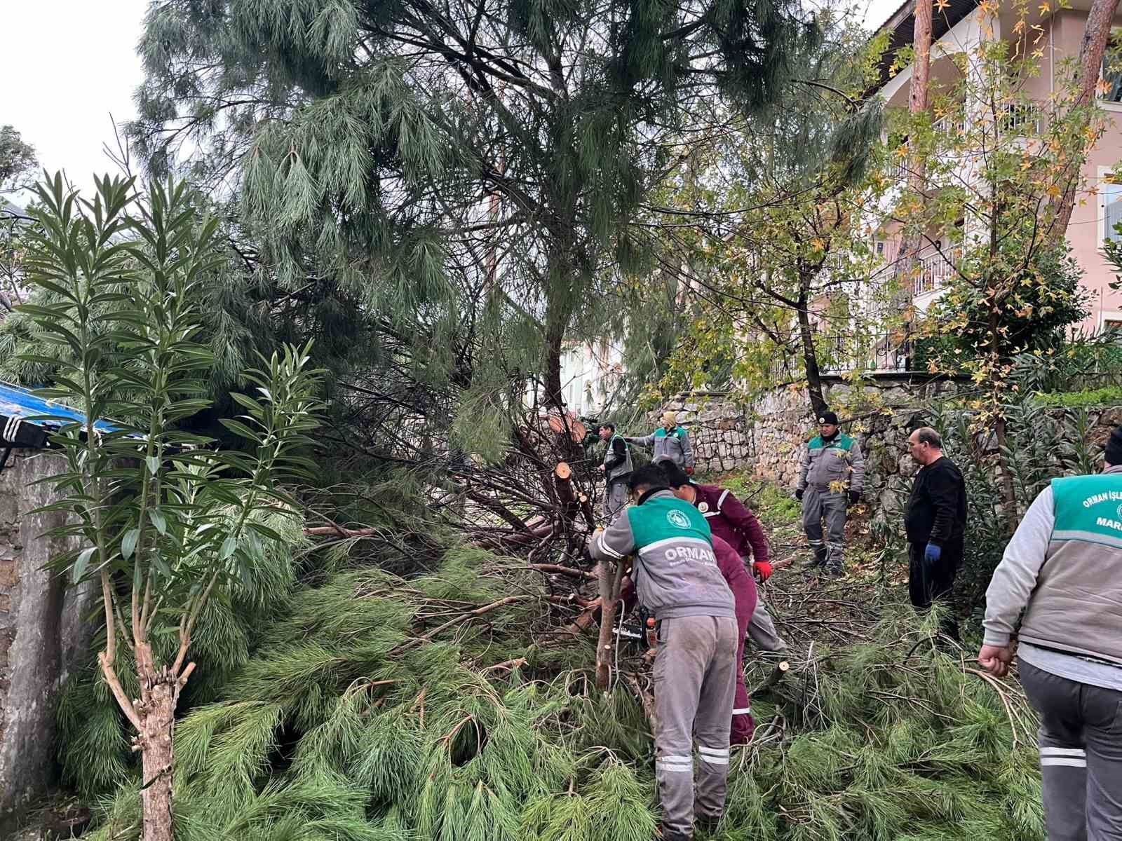 Marmaris’te şiddetli fırtına etkisini sürdürüyor
Marmaris’te şiddetli fırtına etkisini sürdürüyor