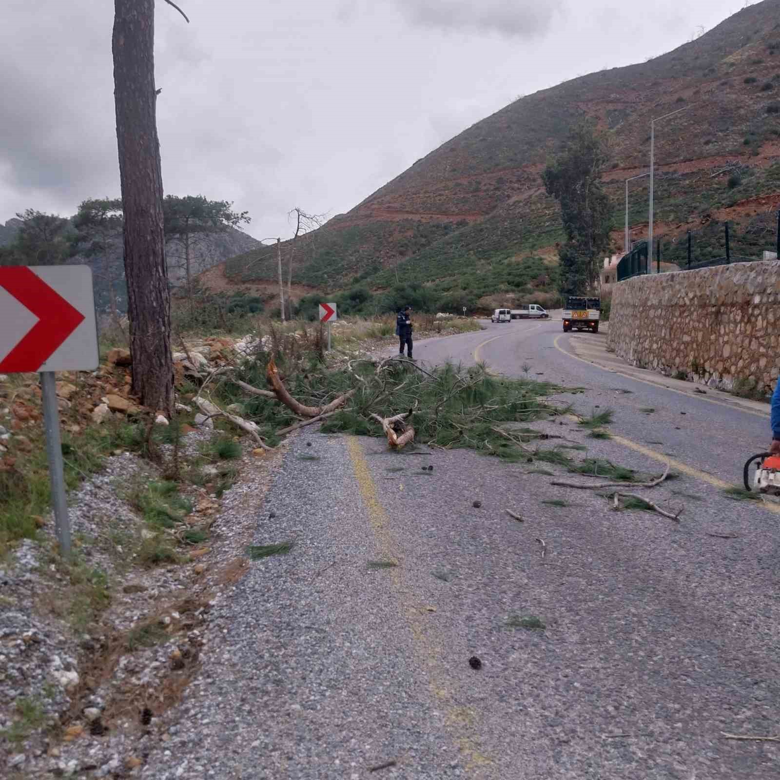 Marmaris’te şiddetli fırtına etkisini sürdürüyor
Marmaris’te şiddetli fırtına etkisini sürdürüyor