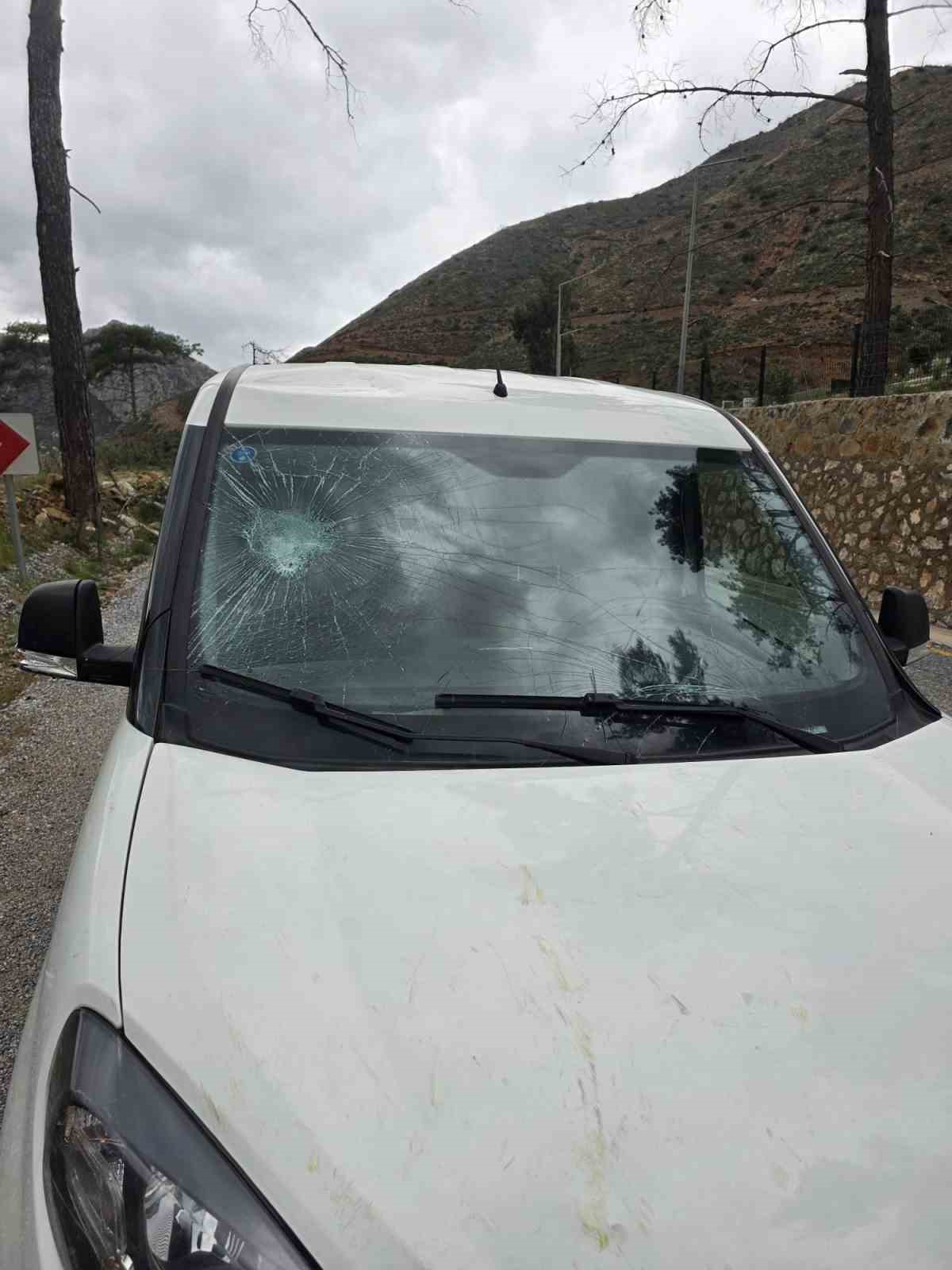 Marmaris’te şiddetli fırtına etkisini sürdürüyor
Marmaris’te şiddetli fırtına etkisini sürdürüyor