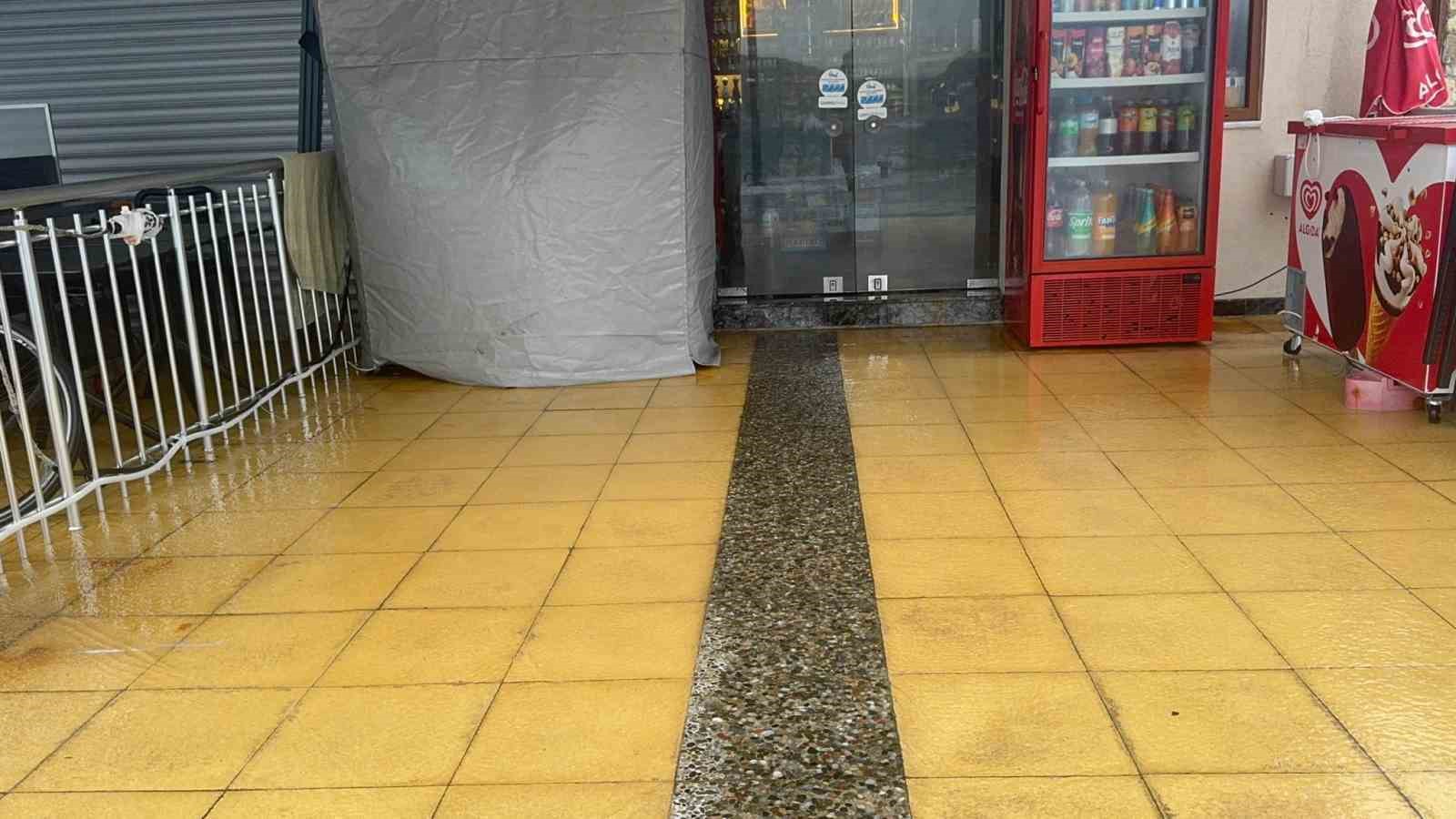 Marmaris’te şiddetli rüzgar denizi taşırdı
