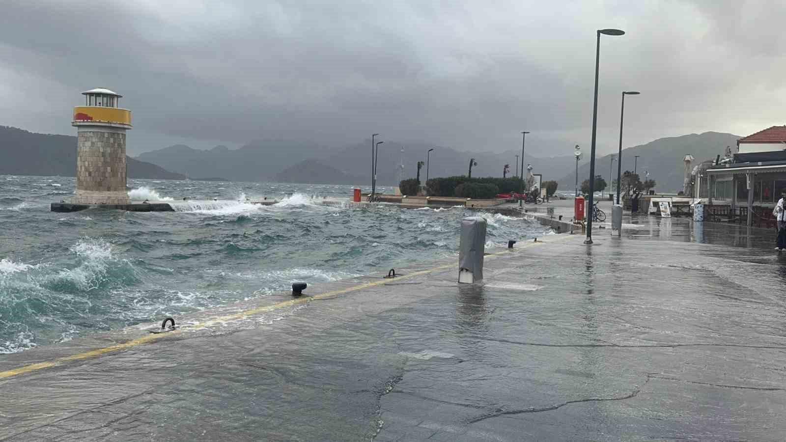 Marmaris’te şiddetli rüzgar denizi taşırdı
